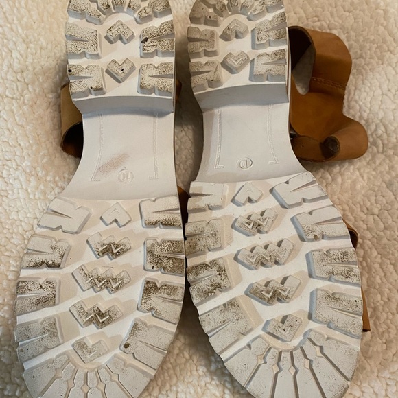 Women's Tan Sandals . Size10 Comfort brand sandals, In good condition. - Picture 4 of 7